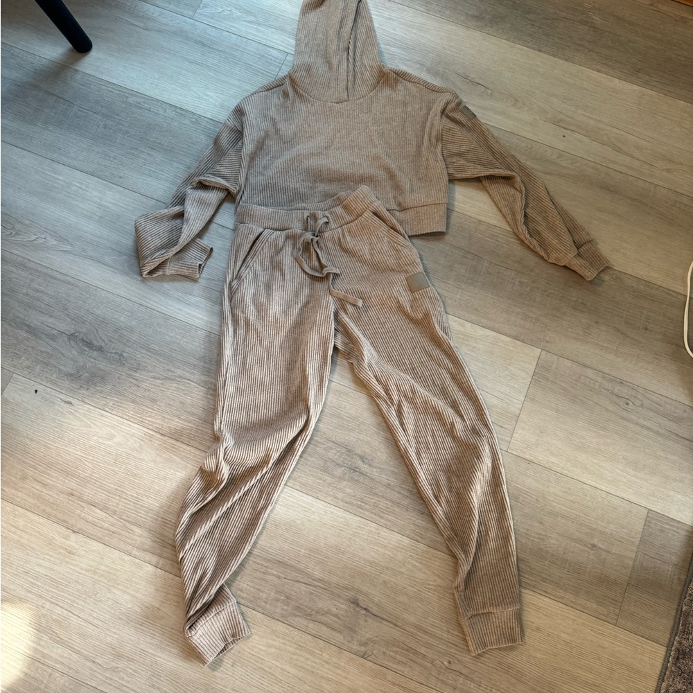 Cozy Tan Alo Women's Hoodie and Jogger Set